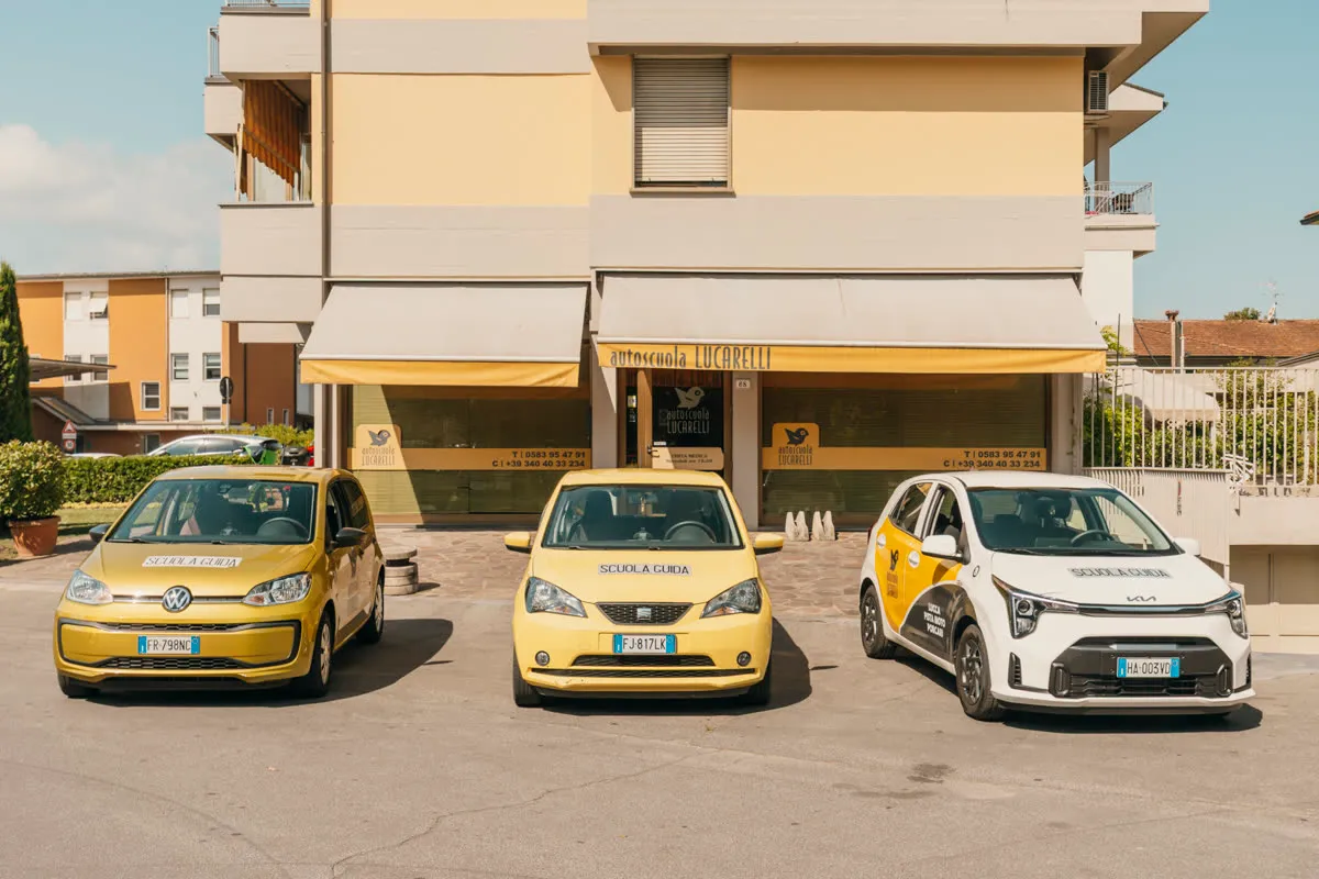 Le auto dell'autoscuola Lucarelli